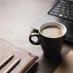 WordPress SEO analiza danych – notes, laptop i kawa na biurku