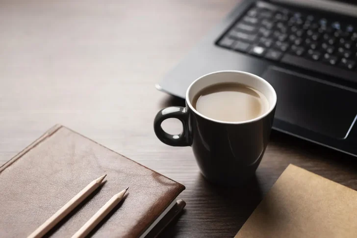WordPress SEO analiza danych – notes, laptop i kawa na biurku