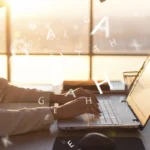 Osoba pisząca na laptopie – komentarze na stronach jako wsparcie SEO i E-E-A-T